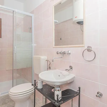 4 Bedroom Awesome In Sibenik Piramatovci