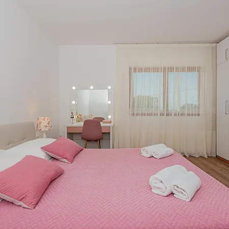4 Bedroom Awesome In Sibenik Piramatovci