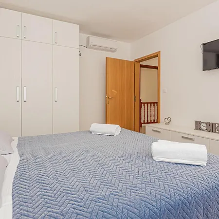 4 Bedroom Awesome In Sibenik Semesterbostad *