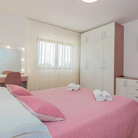 Holiday home 4 Bedroom Awesome In Sibenik Piramatovci