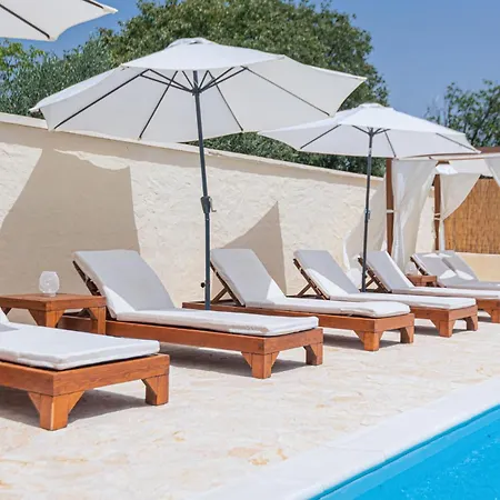 4 Bedroom Awesome In Sibenik Nyaraló *