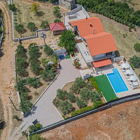 Holiday home 4 Bedroom Awesome In Sibenik Piramatovci
