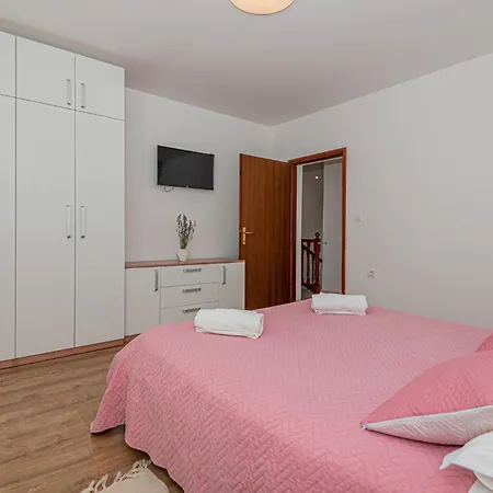 Vakantiehuis 4 Bedroom Awesome In Sibenik Piramatovci