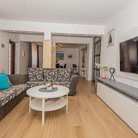 4 Bedroom Awesome In Sibenik Bribir (Sibenik-Knin)