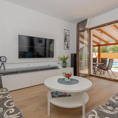 4 Bedroom Awesome In Sibenik Nyaraló *