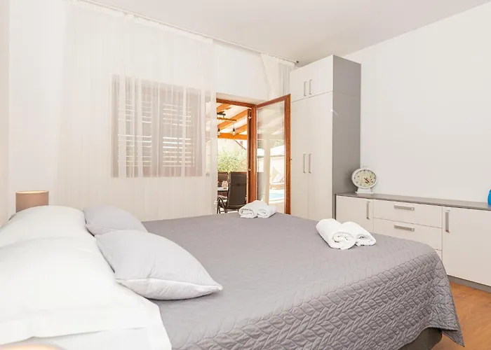 4 Bedroom Awesome In Vakantiehuis Šibenik
