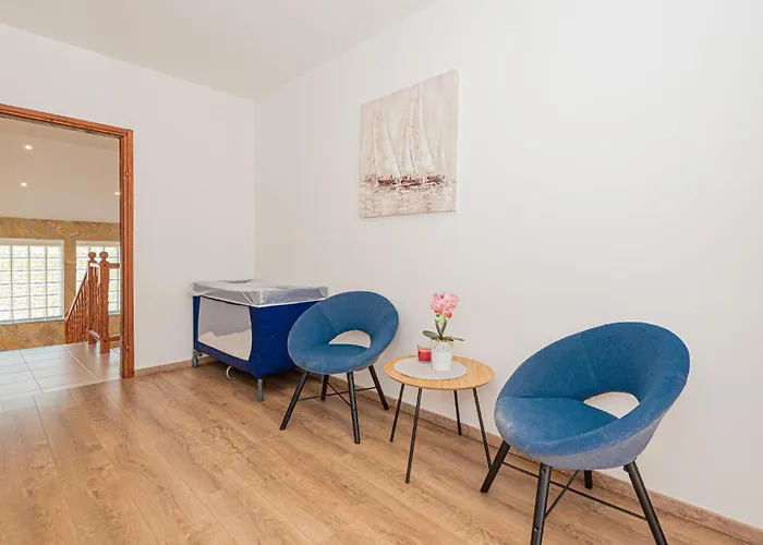 Vakantiehuis 4 Bedroom Awesome In Šibenik