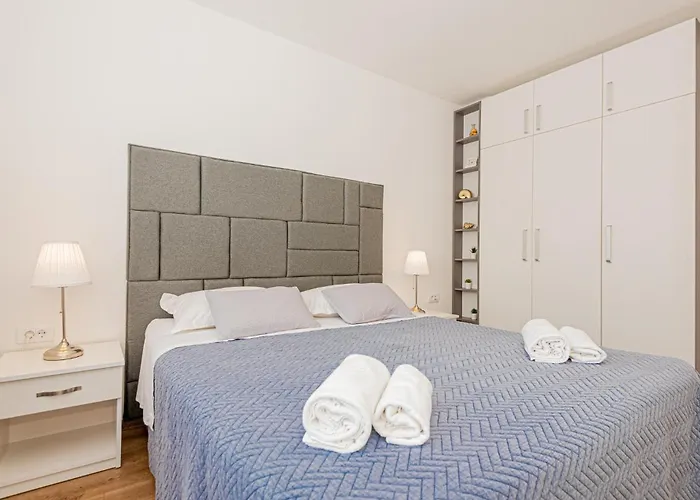 4 Bedroom Awesome In *