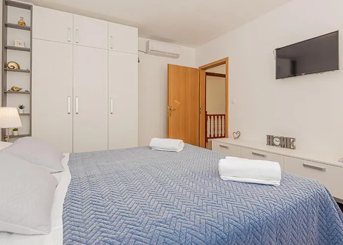 4 Bedroom Awesome In Vakantiehuis *