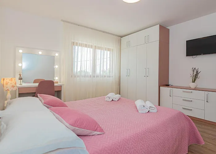 Vakantiehuis 4 Bedroom Awesome In Šibenik