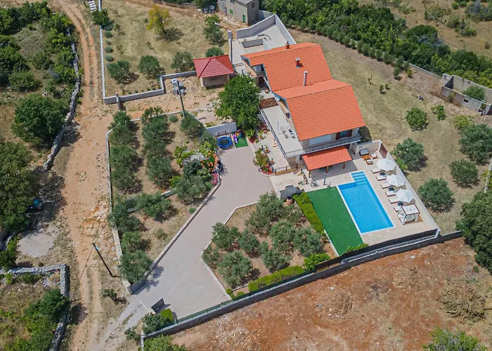 Vakantiehuis 4 Bedroom Awesome In Šibenik