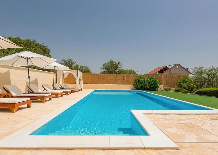 4 Bedroom Awesome In *