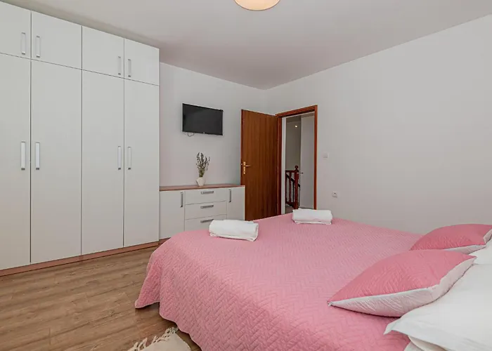 Vakantiehuis 4 Bedroom Awesome In Šibenik