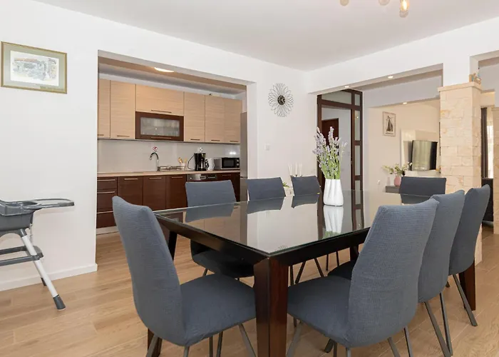 4 Bedroom Awesome In *