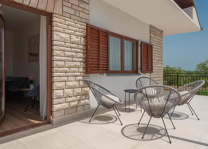 Vakantiehuis 4 Bedroom Awesome In Šibenik